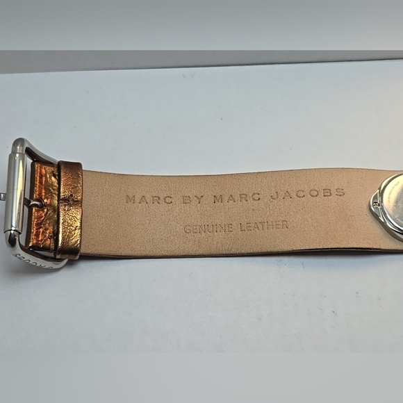 Womens Marc Jacobs MBM2004 Wrist Watch Leather Band Belt Buckle New Battery - Picture 9 of 11